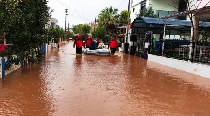 <İzmir’de şiddetli yağışın yol açtığı zarar büyüyor...