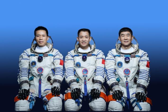 <Çin “Şencou-12” missiyasında iştirak edəcək kosmonavtları müəyyənləşdirib.....