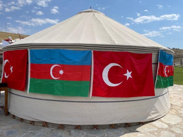 <Malazgirt zəfərinin 950-ci ildönümü mərasimləri çərçivəsində Azərbaycan mədəniyyət çadırının açılışı olub.....