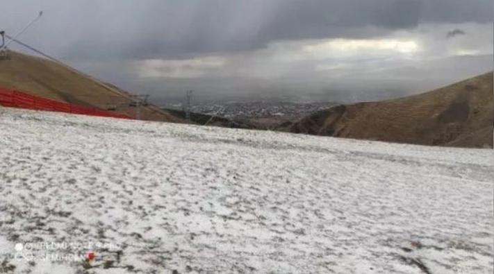 <Erzurum’a mevsimin ilk karı düştü.....
