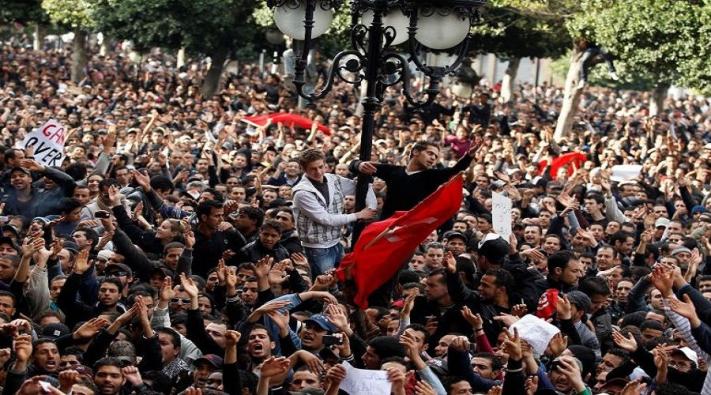 <Tunus’taki demokratik darbeye karşı halkın öfkesi giderek büyüyor.....