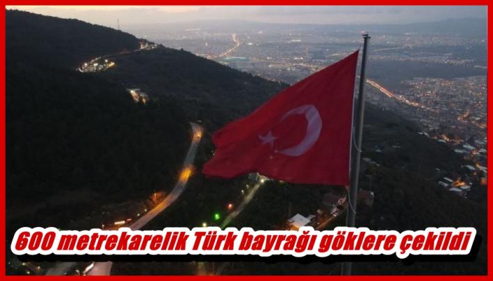 600 metrekarelik Türk bayrağı göklere çekildi.....